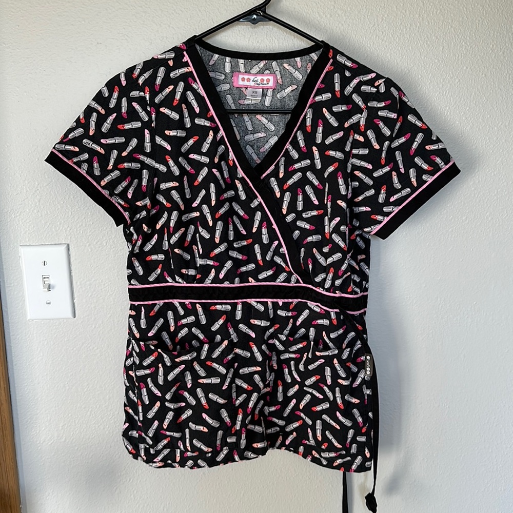 Women’s lipstick print scrub top xs